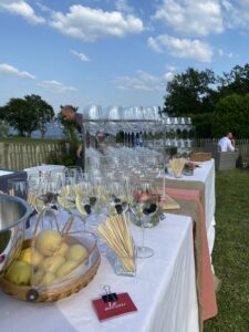 Buffet traiteur en extérieur avec des cocktails réalisés au shaker par une équipe de professionnels