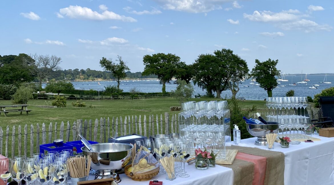 Le Roscanvec restaurant chambres et salle de séminaire s'est exporté à Arradon pour faire une prestation traiteur en extérieur. Buffet apéritif, buffet cocktails, tout était mis en place