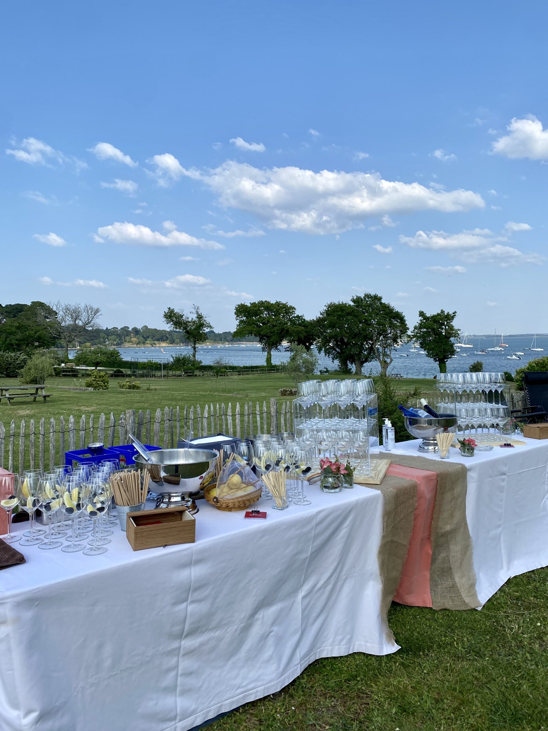 Le Roscanvec restaurant chambres et salle de séminaire s'est exporté à Arradon pour faire une prestation traiteur en extérieur. Buffet apéritif, buffet cocktails, tout était mis en place