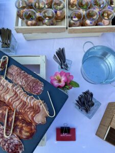 Focus sur le buffet traiteur en extérieur avec la charcuterie de chez Etapas et les verrines travaillées réalisées par Thierry Seychelles et son équipe