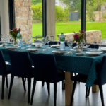 La table est dressée par l'équipe du traiteur Roscanvec, restaurant et chambre pour faire de cet évènement une réussite. Il ne reste qu'à mettre les pieds sous la table